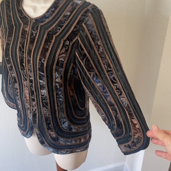 Gorgeous jacket with multiple characteristics!! Stand out with this show stopper - Picture 4 of 14